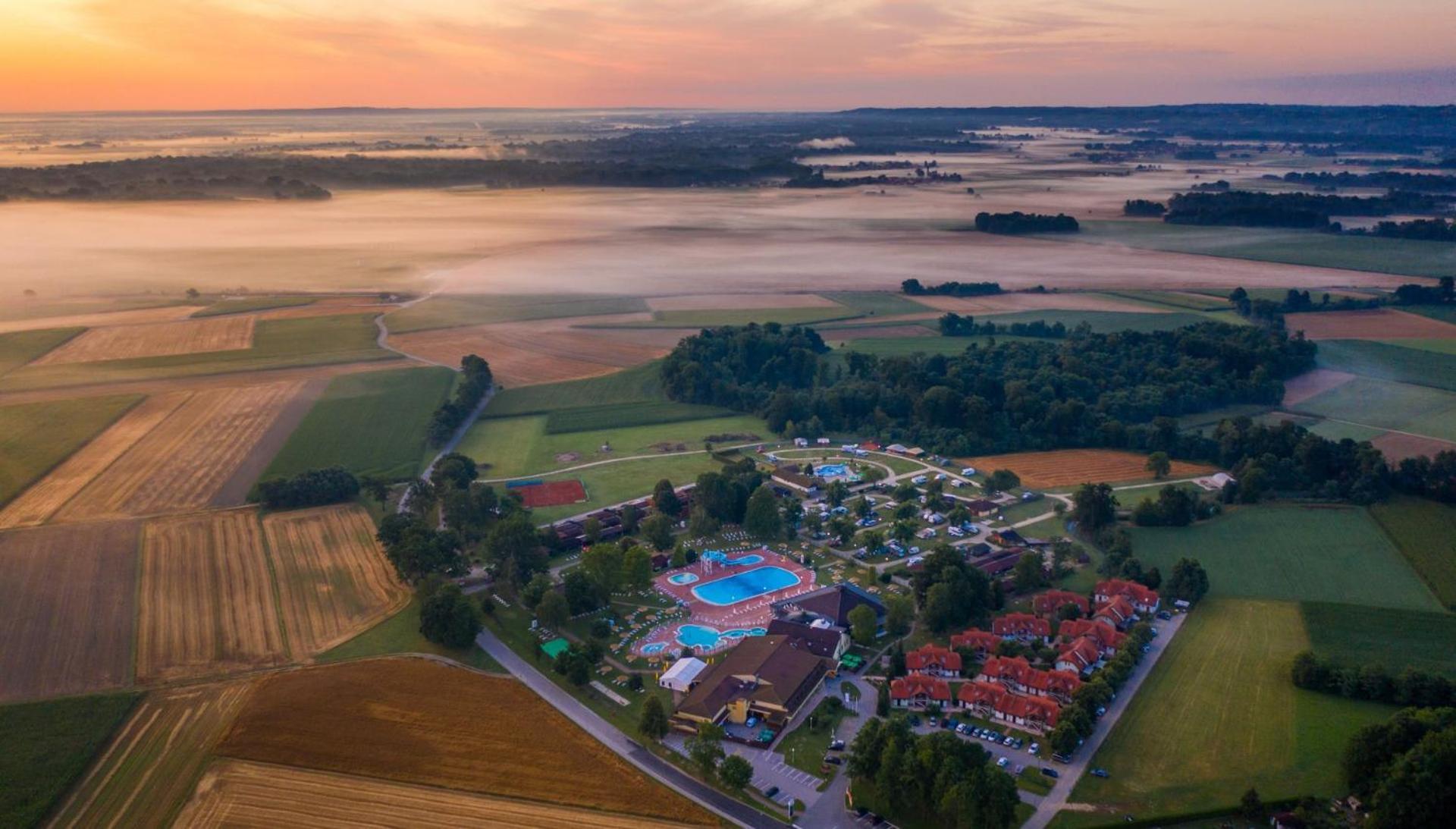 Terme Banovci - Mobilne Hiske Med Brajdami Hotel Luaran gambar