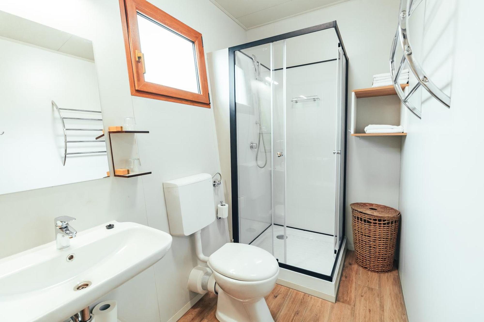 Terme Banovci - Mobilne Hiske Med Brajdami Hotel Luaran gambar