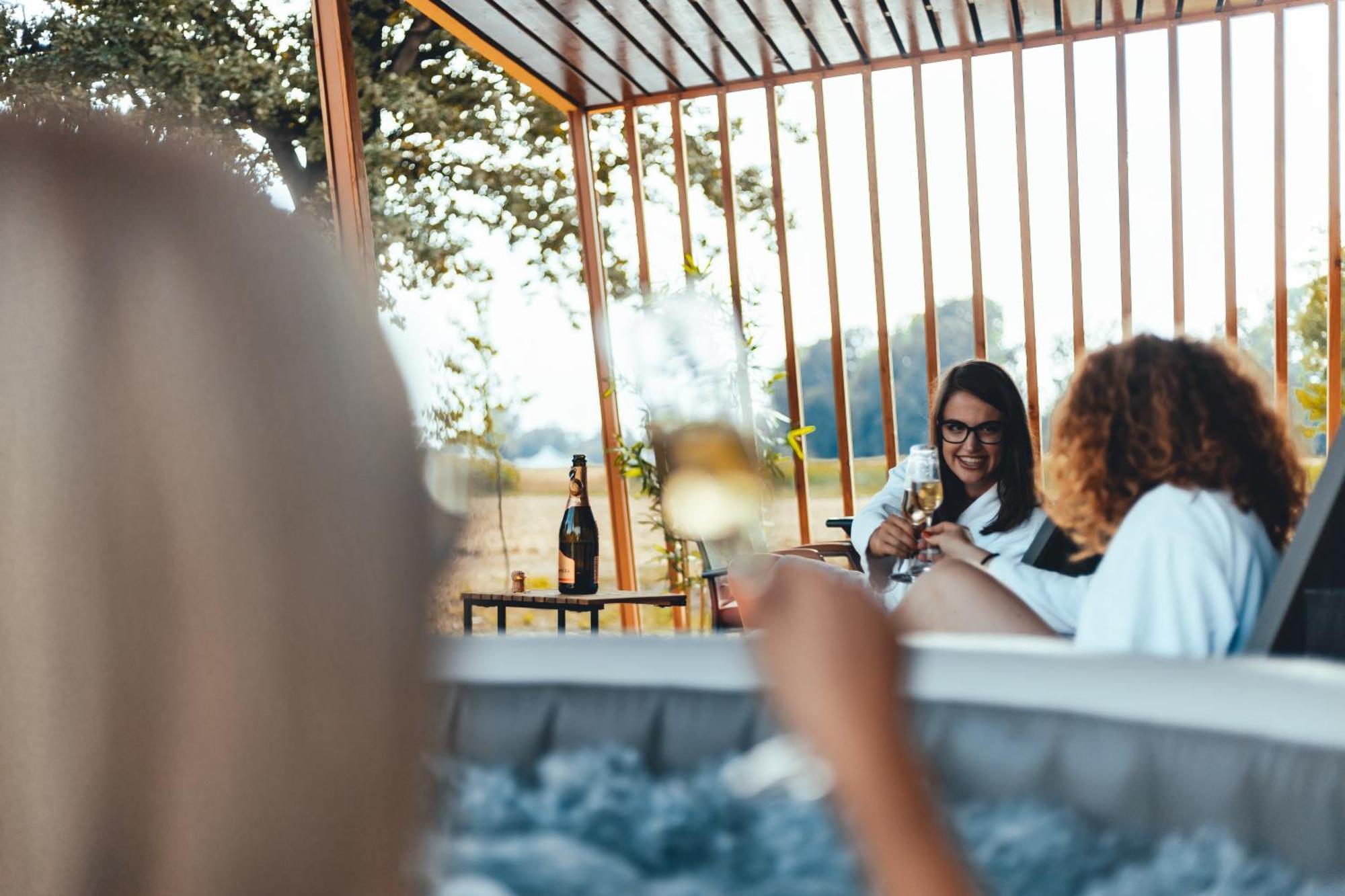 Terme Banovci - Mobilne Hiske Med Brajdami Hotel Luaran gambar